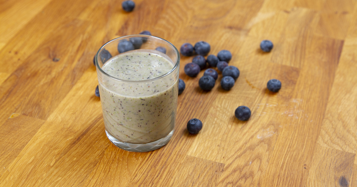 Banana, blueberry and kale smoothie IBD Relief