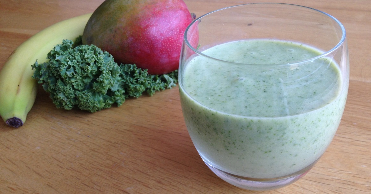 Banana, mango and kale smoothie IBDrelief
